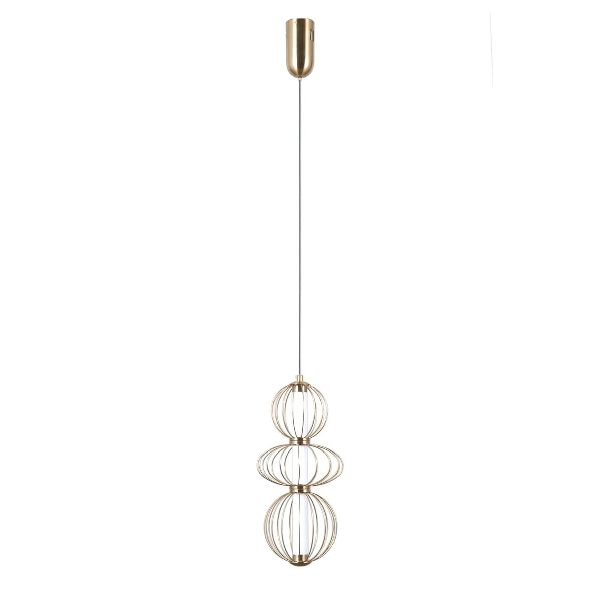 Lampa wisząca Rabel z trzema źródłami LED 10W w kolorze złotym. Kształt składa się z trzech okrągłych, metalowych kloszy ułożonych na długim przewodzie. Produkt zawieszony na prostym, złotym mocowaniu. Tło białe, co podkreśla elegancki design lampy.