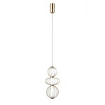 Lampa wisząca Rabel z trzema źródłami LED 10W w kolorze złotym. Kształt składa się z trzech okrągłych, metalowych kloszy ułożonych na długim przewodzie. Produkt zawieszony na prostym, złotym mocowaniu. Tło białe, co podkreśla elegancki design lampy.