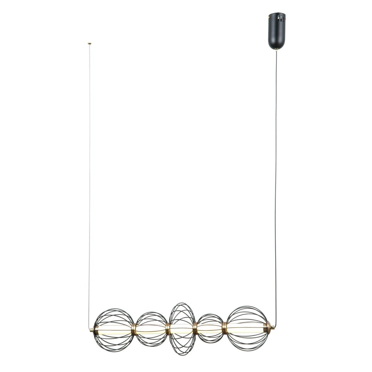 Lampa wisząca Rabel z pięcioma żarówkami LED 18W w czarnej oprawie. Okrągłe, metalowe klosze w formie siatki w kolorze czarnym i złotym. Zawieszona na cienkim przewodzie, z gniazdem na suficie. Minimalistyczny design na białym tle.