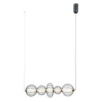 Lampa wisząca Rabel z pięcioma żarówkami LED 18W w czarnej oprawie. Okrągłe, metalowe klosze w formie siatki w kolorze czarnym i złotym. Zawieszona na cienkim przewodzie, z gniazdem na suficie. Minimalistyczny design na białym tle.