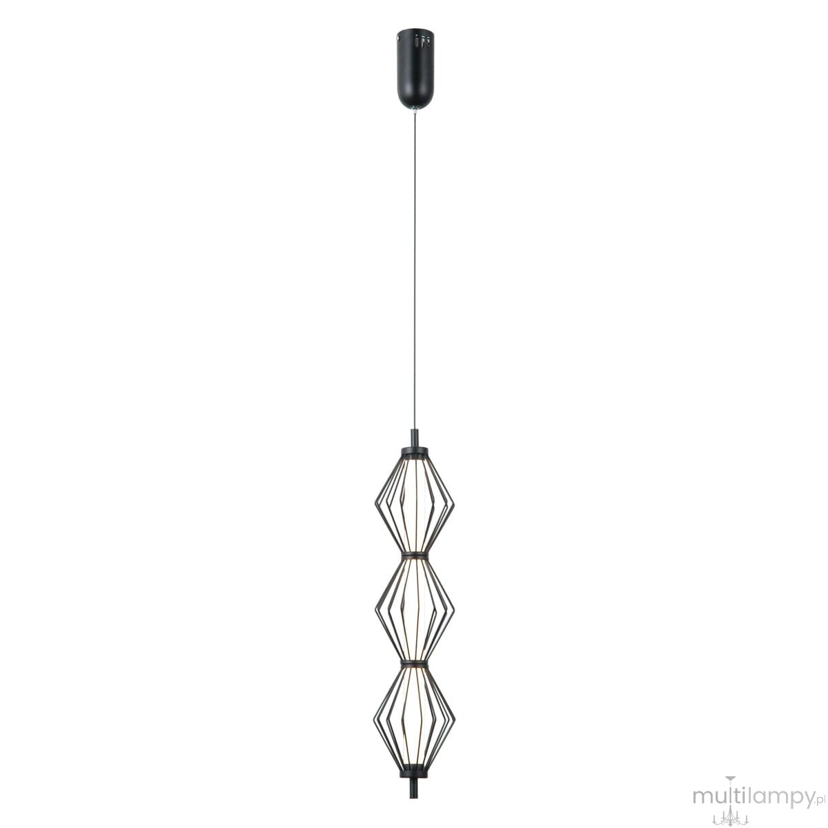 Lampa wisząca Sevil z trzema źródłami LED 15W, w czarnej metalowej obudowie. Wysoka, o geometrycznym kształcie, składająca się z trzech diamentowych segmentów. Zawieszona na cienkim przewodzie, montowana do sufitu. Tło białe, minimalne.
