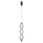 Lampa wisząca Sevil z trzema źródłami LED 15W, w czarnej metalowej obudowie. Wysoka, o geometrycznym kształcie, składająca się z trzech diamentowych segmentów. Zawieszona na cienkim przewodzie, montowana do sufitu. Tło białe, minimalne.