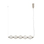 Lampa wisząca Sevil z pięcioma diodami LED o mocy 25W. Złota konstrukcja w kształcie rombów, zawieszona na cienkim przewodzie. Prosty, nowoczesny design. Widoczny uchwyt montażowy u góry. Tło białe, co podkreśla elegancję lampy.