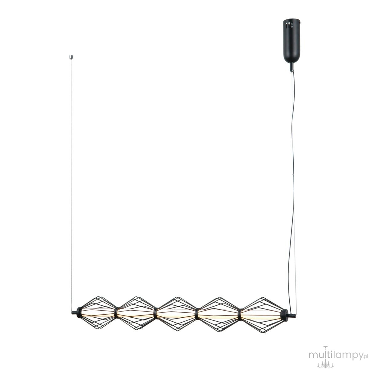 Lampa wisząca Sevil z pięcioma źródłami światła LED o mocy 25W, w czarnej metalowej obudowie. Posiada geometryczny kształt z diamentowymi osłonami, zawieszona na cienkim kablu. Wisi w pionie na białym tle.