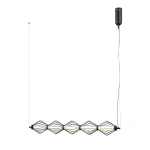 Lampa wisząca Sevil z pięcioma źródłami światła LED o mocy 25W, w czarnej metalowej obudowie. Posiada geometryczny kształt z diamentowymi osłonami, zawieszona na cienkim kablu. Wisi w pionie na białym tle.