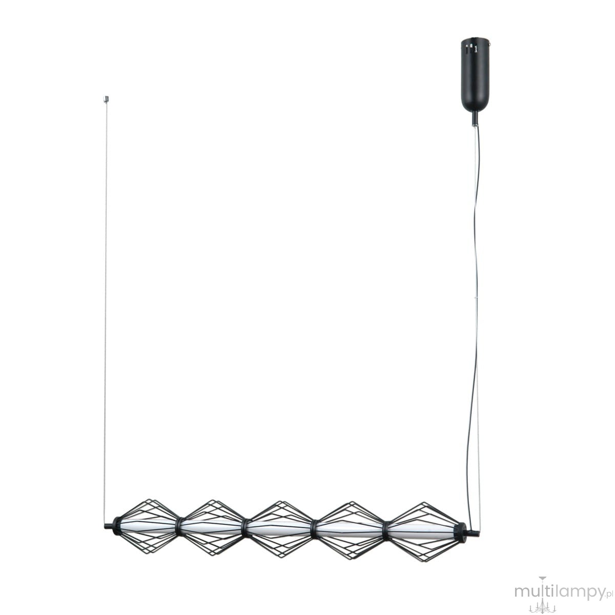 Czarna lampa wisząca Sevil z pięcioma źródłami LED 25W. Kształt w formie diamentów, z metalową konstrukcją. Produkt zawieszony na białym przewodzie, z oprawą montażową u góry. Prosty, nowoczesny design.