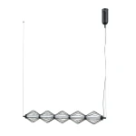 Czarna lampa wisząca Sevil z pięcioma źródłami LED 25W. Kształt w formie diamentów, z metalową konstrukcją. Produkt zawieszony na białym przewodzie, z oprawą montażową u góry. Prosty, nowoczesny design.