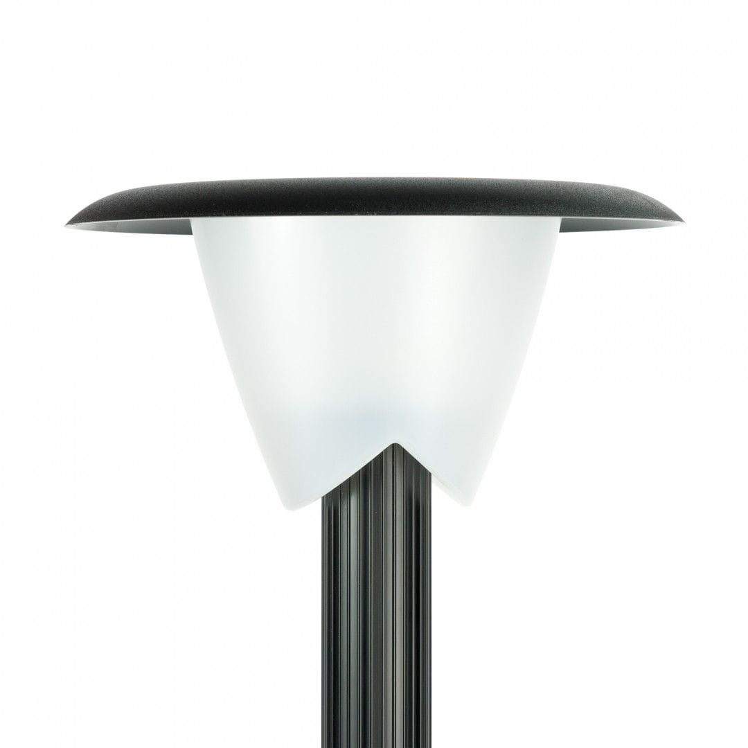 Lampa stojąca ogrodowa Bianca H66 w kolorze czarnym, z białym kloszem. Klosz ma kształt stożka z delikatnym zwężeniem u podstawy. Wysoka, smukła konstrukcja z materiału odpornego na warunki atmosferyczne. Przeznaczona do użycia z żarówką E27.