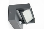 Kinkiet elewacyjny kierunkowy LED 21W w ciemnym popiele, z czujnikiem ruchu. Produkt zamontowany na ścianie, z widoczną szklanym kloszem i czujnikiem. Kąt ujęcia pokazuje detale konstrukcji oraz fakturę materiału.