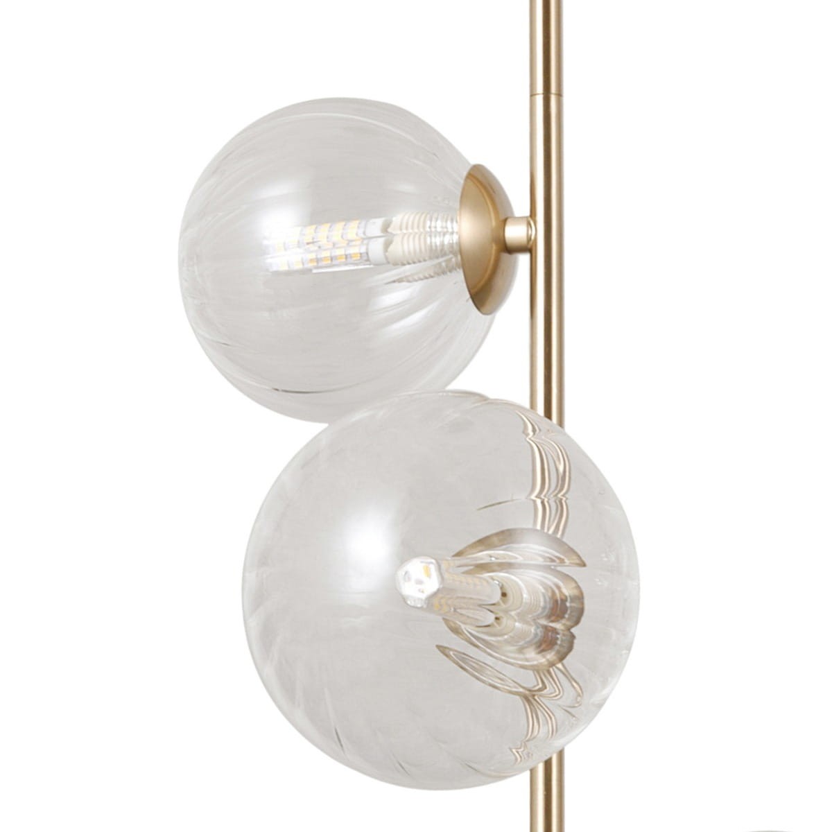 Lampa wisząca Toledo z trzema źródłami światła G9, w kolorze złotym. Posiada przezroczyste, szklane klosze w formie kul, z widocznymi elementami oświetleniowymi. Produkt zawieszony na stalowej konstrukcji, w kształcie prostym.