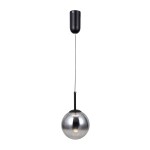 Lampa wisząca Velada z czarnym wykończeniem, z metalowym kloszem w kształcie kuli. Zawieszona na cienkim przewodzie. Posiada jedno źródło światła LED o mocy 5W, montowana na suficie. Tło jasne, podkreślające elegancki design lampy.