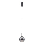 Lampa wisząca Velada z jedną żarówką LED 5W, czarna osłona u góry, srebrna kula na długim przewodzie. Produkt zawieszony, podkreślający nowoczesny styl wnętrza. Proste tło umożliwia wyraźne zobaczenie detali lampy.