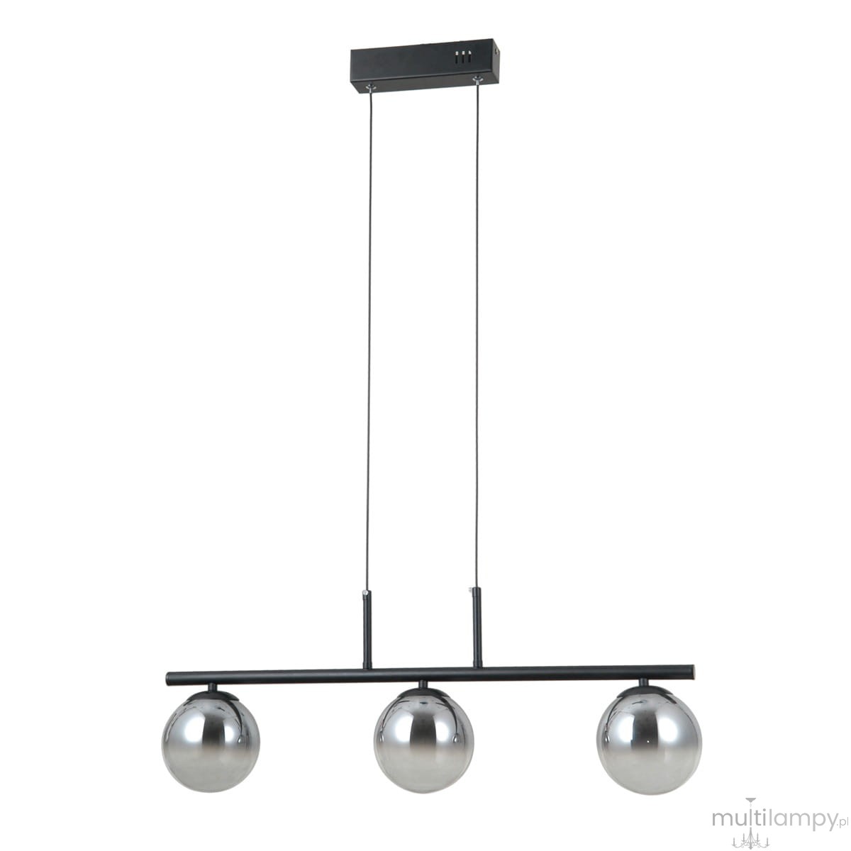 Lampa wisząca Velada z trzema okrągłymi kloszami w kolorze chromu, zawieszona na czarnym, prostokątnym stelażu. Ułożona w poziomie, z dwiema cienkimi linkami podtrzymującymi. Idealna do nowoczesnych wnętrz.