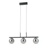 Lampa wisząca Velada z trzema okrągłymi kloszami w kolorze chromu, zawieszona na czarnym, prostokątnym stelażu. Ułożona w poziomie, z dwiema cienkimi linkami podtrzymującymi. Idealna do nowoczesnych wnętrz.