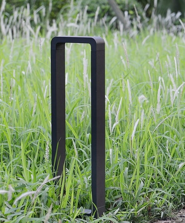 Lampa stojąca ogrodowa Rio LED H80 w kolorze antracytowym, o prostokątnym kształcie, umieszczona na tle zielonej trawy. Produkt ma minimalistyczny design z gładką, matową powierzchnią.