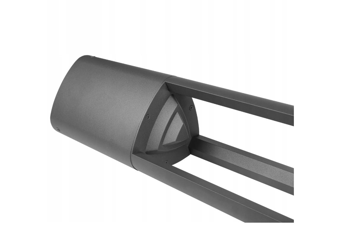 Lampa stojąca ogrodowa Mario H80 w kolorze antracytowym, z prostym cylindrycznym korpusem. Widoczny uchwyt na żarówkę GX53 oraz metalowe ramiona. Produkt ukazany z boku, pod kątem, z detalami mocowania.