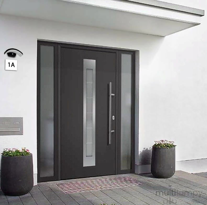 Czarny kinkiet elewacyjny Bella LED z czujnikiem ruchu, zamontowany obok drzwi wejściowych. Kinkiet ma nowoczesny design i jest umieszczony na białej ścianie, w otoczeniu donic z kwiatami.