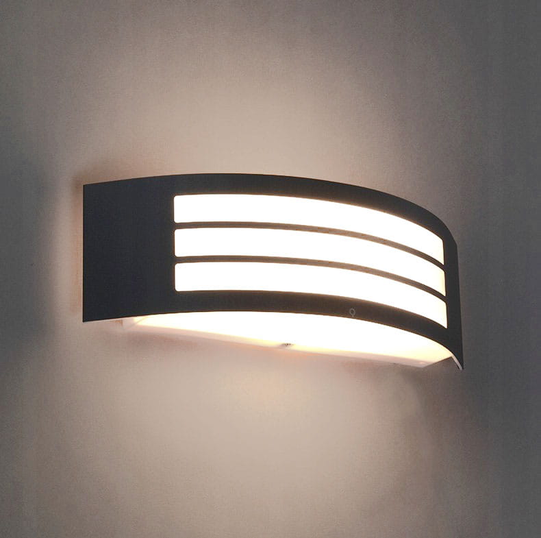 Czarny kinkiet elewacyjny Doris z jedną oprawą E27, o zaokrąglonym kształcie. Na frontowej części widoczne trzy poziome paski, przez które wydobywa się światło. Produkt zamontowany na ścianie, w prostym, jasnym tle.