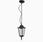 Czarna lampa wisząca ogrodowa Victoria o 1 punkcie świetlnym. Posiada metalową konstrukcję z przezroczystymi ściankami, zawieszona na łańcuchu. Klasyczny kształt z lekko spiczastym dachem, idealna do użytku na zewnątrz.