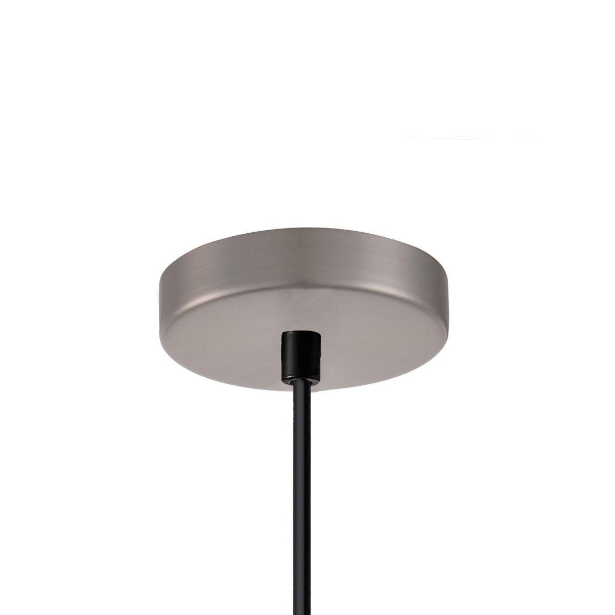 Srebrna lampa wisząca Penzi z miejscem na żarówkę E27, z okrągłym, metalicznym mocowaniem i czarnym przewodem. Ujęcie z dołu, ukazujące sufitowe zakończenie lampy.