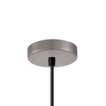 Srebrna lampa wisząca Penzi z miejscem na żarówkę E27, z okrągłym, metalicznym mocowaniem i czarnym przewodem. Ujęcie z dołu, ukazujące sufitowe zakończenie lampy.
