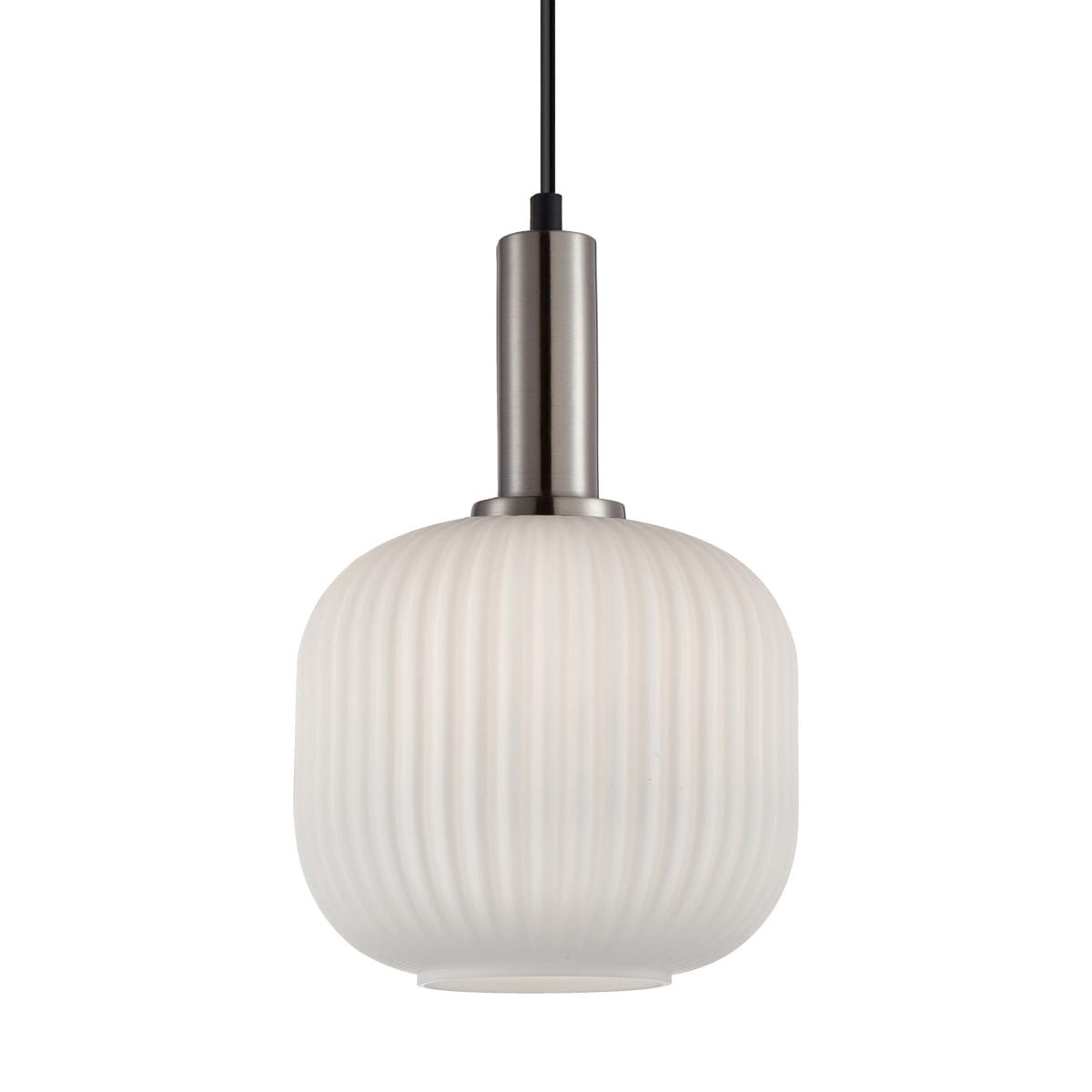 Lampa wisząca Penzi z metalowym srebrnym uchwytem i mlecznobiałym kloszem o żłobionej fakturze, zawieszona na czarnym przewodzie. Przeznaczona do żarówki E27, idealna do nowoczesnych wnętrz.