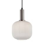 Lampa wisząca Penzi z metalowym srebrnym uchwytem i mlecznobiałym kloszem o żłobionej fakturze, zawieszona na czarnym przewodzie. Przeznaczona do żarówki E27, idealna do nowoczesnych wnętrz.