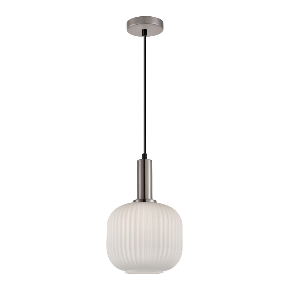 Srebrna lampa wisząca Penzi z kloszem o falistej fakturze w kolorze białym, zawieszona na czarnym przewodzie. Klosz ma okrągły kształt, a podstawa jest metalowa. Produkt montowany do sufitu, przeznaczony na żarówki E27.