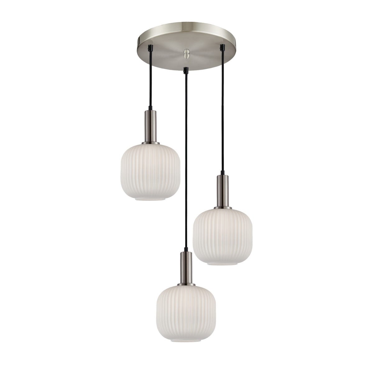 Lampa wisząca Penzi 3xE27 w kolorze srebrnym, zawieszona na czarnych przewodach. Posiada trzy kuliste klosze z białego szkła z pionowymi żłobieniami. Metalowy sufitowy uchwyt w srebrnym odcieniu. Idealna do nowoczesnych wnętrz.