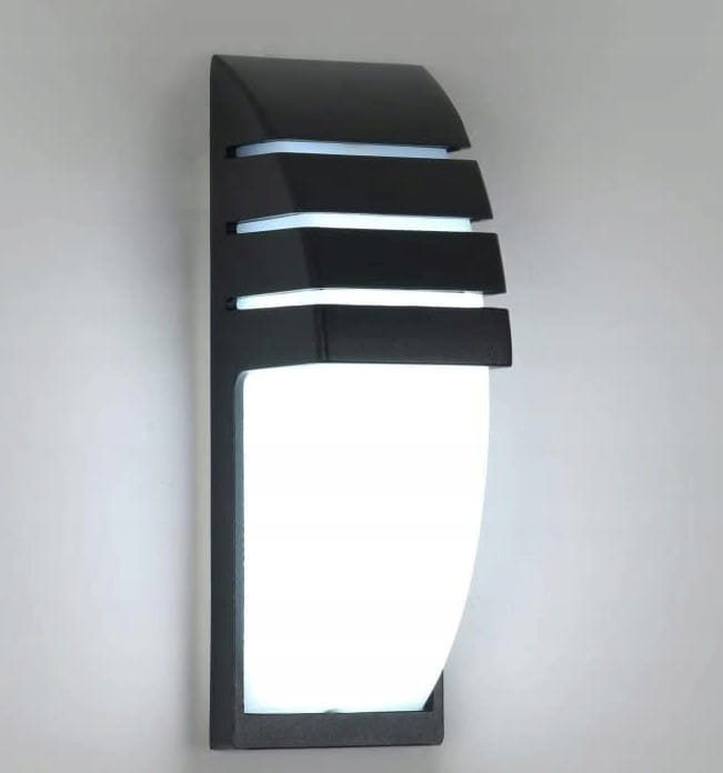 Czarny kinkiet elewacyjny Viki z miejscem na żarówkę E27, o nowoczesnym designie. Świecąca, półokrągła klosz z białego materiału, z widocznymi poziomymi szczelinami w górnej części. Montowany na ścianie, idealny do ogrodu lub na taras.