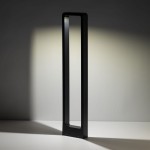 Czarna lampa stojąca ogrodowa Rio LED H80 w formie słupka, o prostokątnym kształcie i minimalistycznym designie. Ujęcie z boku, ukazujące smukłą sylwetkę i emitowane światło w kierunku ściany.
