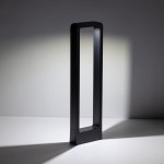 Lampa stojąca ogrodowa Rio LED H60 w kształcie słupka, wykonana z czarnego metalu. Prezentuje minimalistyczny design z prostokątnym otworem u góry, emitującym światło. Ujęcie z boku, na jednolitym tle.