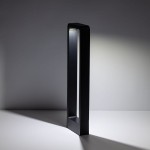 Lampa stojąca ogrodowa Rio LED H60 w kolorze czarnym, w kształcie prostokątnego słupka z delikatnym oświetleniem na górze. Ujęcie z boku, na jednolitym tle, ukazujące minimalistyczny design oraz krawędzie lampy.