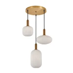 Lampa wisząca Della z trzema źródłami światła E27, zawieszona na czarnych przewodach. Posiada złotą podsufitkę oraz trzy klosze z białego szkła o teksturowanej powierzchni, w różnych kształtach: okrągłym i cylindrycznym.