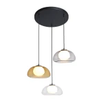 Lampa wisząca Ainale 3xG9 w kolorze czarnym z trzema kloszami: przezroczystym, matowym i złotym. Klosze mają kształt bańki, zawieszone na czarnych przewodach. Montaż sufitowy na okrągłej podstawie. Idealna do nowoczesnych wnętrz.