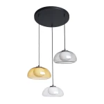 Lampa wisząca Ainale z trzema kloszami w kolorach żółtym, białym i przezroczystym, zawieszona na czarnych linkach. Okrągła podsufitka z czarnego metalu. Klasyczny design, idealna do nowoczesnych wnętrz.