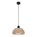 Lampa wisząca Apiro 1xE27 w kolorze czarnym z bursztynowym kloszem. Okrągły, lekko zaokrąglony kształt klosza z teksturą. Zawieś na długim czarnym przewodzie, montowana do sufitu. Proste tło podkreśla elegancki design.
