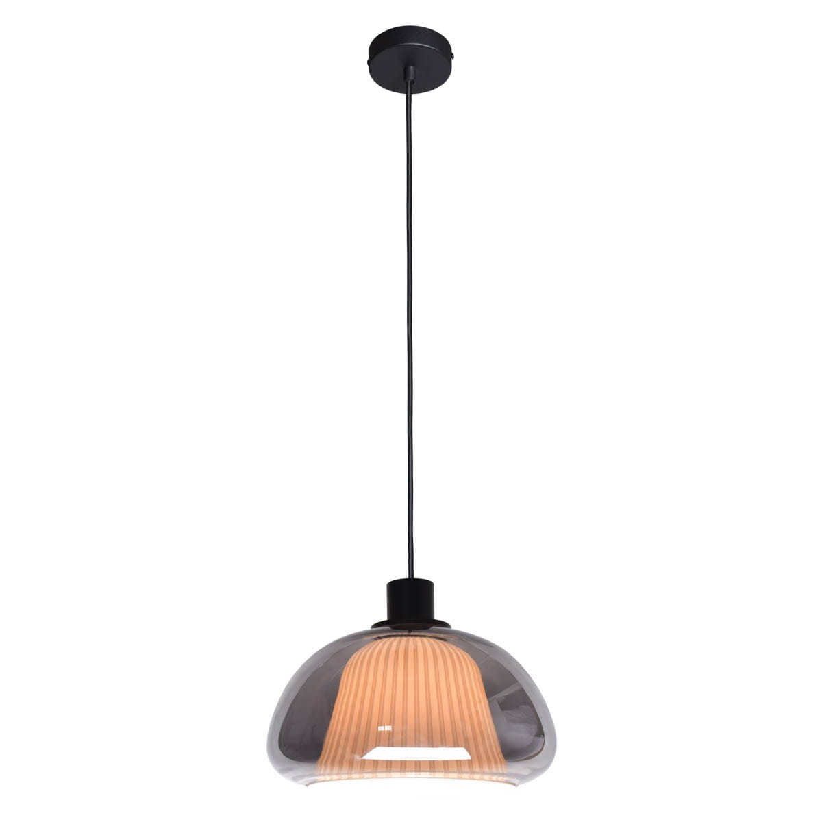 Lampa wisząca Apiro z jednym gniazdem E27, w kolorze czarnym z dymionym kloszem. Kształt klosza jest zaokrąglony z żłobieniami, zawieszona na czarnym przewodzie, montowana do sufitu. Tło proste, białe.