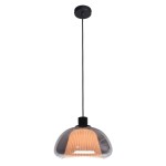 Lampa wisząca Apiro z jednym gniazdem E27, w kolorze czarnym z dymionym kloszem. Kształt klosza jest zaokrąglony z żłobieniami, zawieszona na czarnym przewodzie, montowana do sufitu. Tło proste, białe.