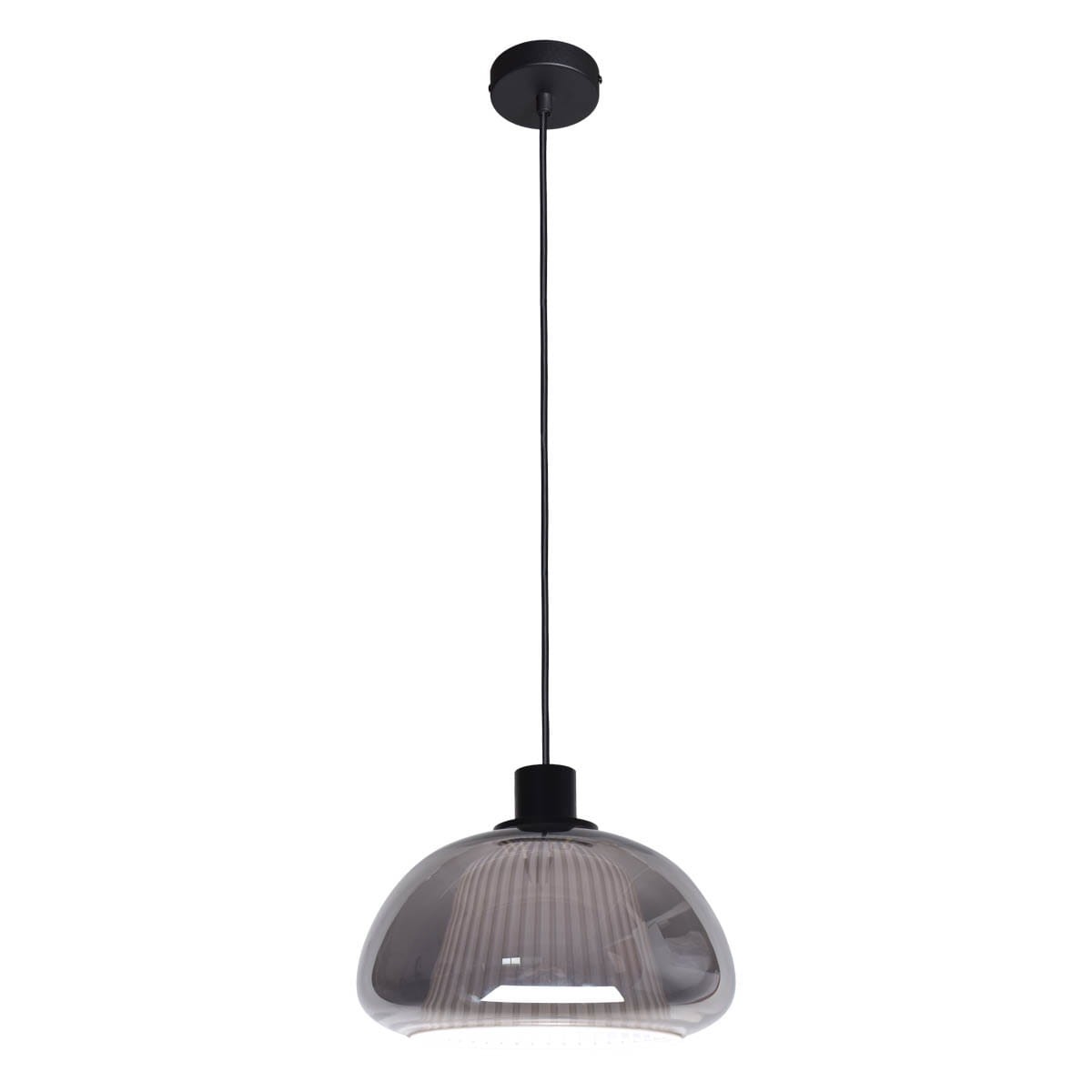 Lampa wisząca Apiro z jedną oprawą E27, w kolorze czarnym z dymionym kloszem. Okrągły kształt, gładka powierzchnia, zawieszona na cienkim przewodzie. Widoczny detal w postaci żebrowania wewnętrznego klosza. Montaż sufitowy.