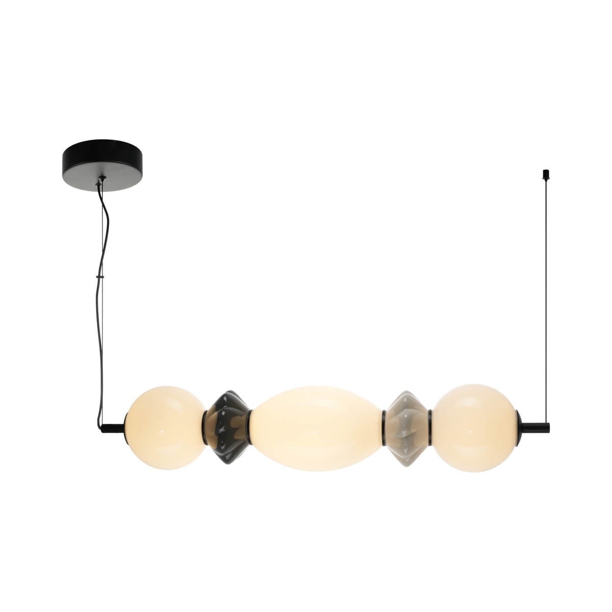 Lampa wisząca Balos 3xLED 14W w kolorze czarnym, zawieszona na cienkim przewodzie. Składa się z trzech szklanych kloszy w odcieniach mlecznym i ciemnym, o owalnym kształcie. Montaż sufitowy, minimalistyczny design.