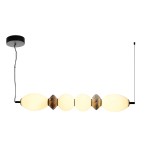 Lampa wisząca Balos 4xLED 23W w kolorze czarnym. Produkt z okrągłym, czarnym mocowaniem i pięcioma szklanymi kloszami w odcieniach bieli i brązu, zawieszony na cienkim kablu w pozycji poziomej. Tło białe, minimalistyczne.