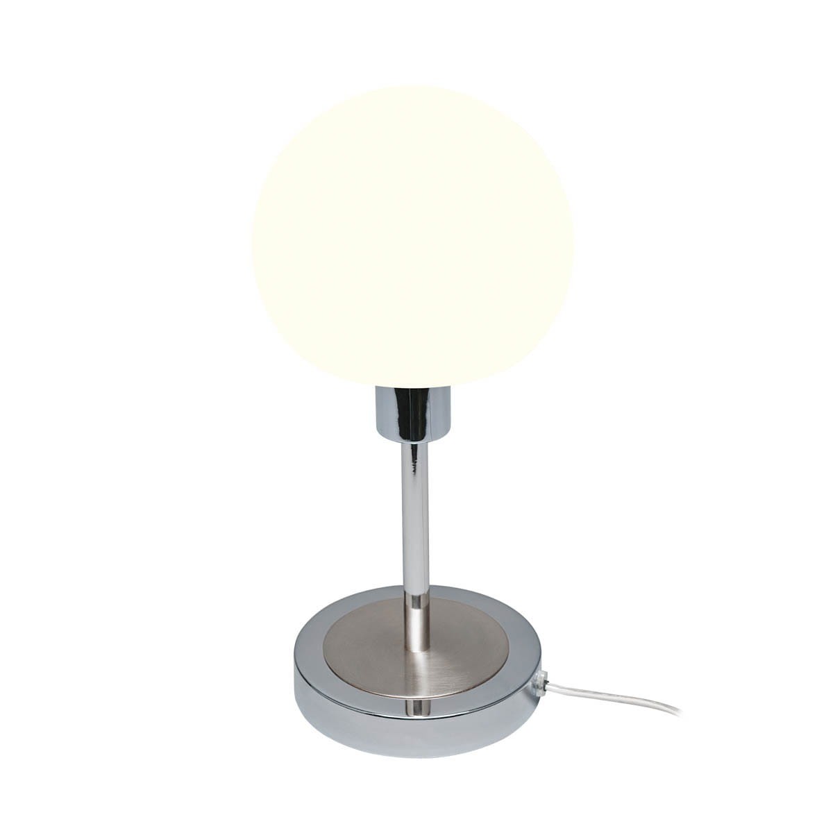 Lampa stołowa Cave z jedną żarówką LED 4,8W. Posiada chromowaną podstawę oraz metalowy słupek, na którym umieszczona jest biała, okrągła klosz. Ujęcie z boku, pokazujące detal konstrukcji oraz przewód zasilający.