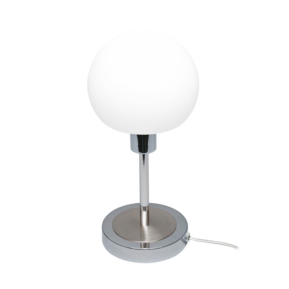 Lampa stołowa Cave z jedną żarówką LED 4,8W. Posiada chromowaną podstawę oraz okrągły klosz z białego szkła. Ujęcie frontalne, lampa stoi na płaskiej powierzchni. Widoczny kabel zasilający.