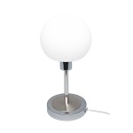 Lampa stołowa Cave z jedną żarówką LED 4,8W. Posiada chromowaną podstawę oraz okrągły klosz z białego szkła. Ujęcie frontalne, lampa stoi na płaskiej powierzchni. Widoczny kabel zasilający.