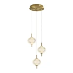 Lampa wisząca Corado z trzema kulami LED 12W, zawieszona na cienkich linkach, z złotą podstawą. Szklane klosze o teksturowanej powierzchni. Kąt ujęcia frontalny, na białym tle.