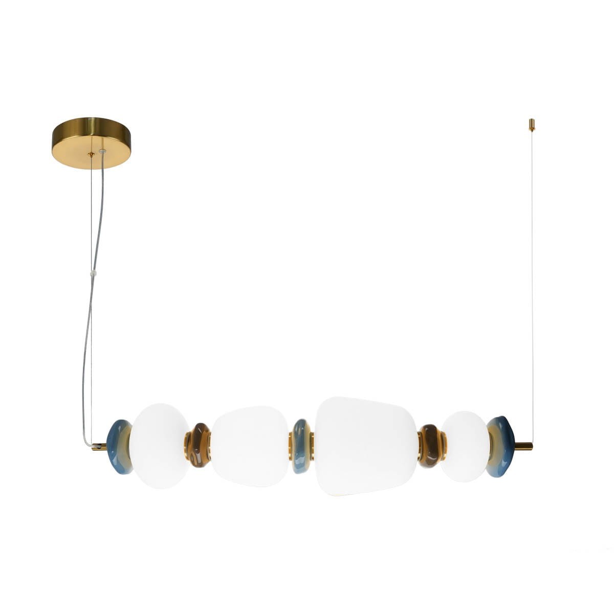 Lampa wisząca Evans 4xLED 22W w kolorze złotym, zawieszona na cienkich linkach. Składa się z sześciu opalowych kloszy o różnorodnych kształtach, z niebieskimi detalami. Idealna do nowoczesnych wnętrz, na białym tle.