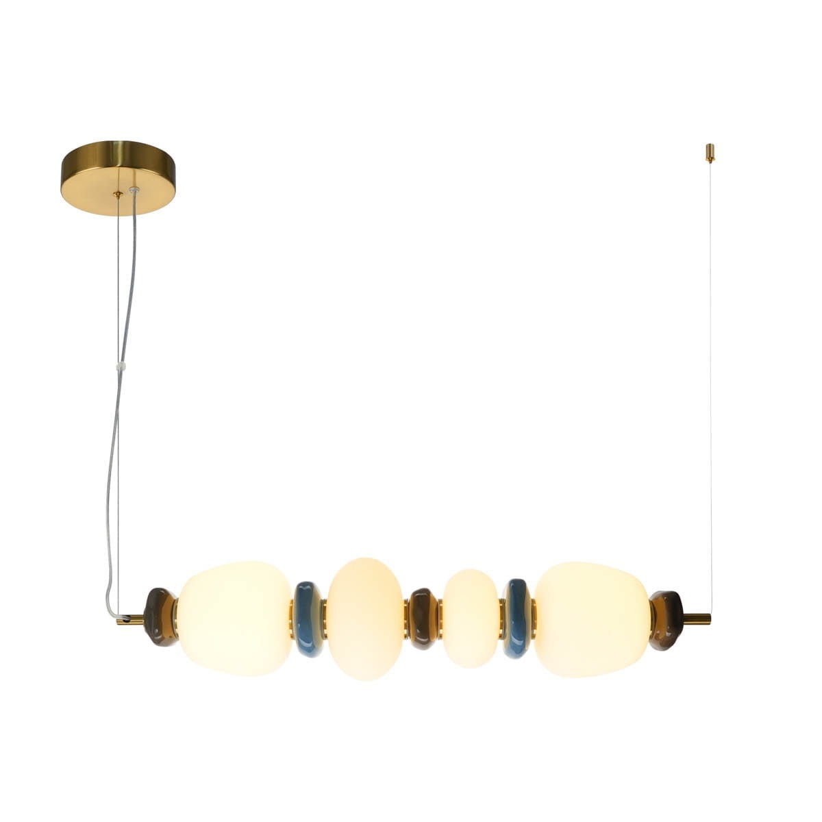 Lampa wisząca Evans z czterema źródłami LED 22W w złotej oprawie. Okrągły sufitowy uchwyt, szklane klosze w kształcie owalnym, w kolorze białym z niebieskimi i brązowymi akcentami. Produkt zawieszony na cienkim przewodzie, w ujęciu frontalnym.