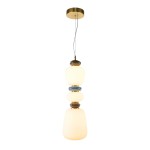 Lampa wisząca Evans z trzema źródłami LED, 19W. Składa się z trzech białych, szklanych kloszy w różnych kształtach, ozdobionych niebieskim i brązowym detalem, zawieszona na cienkim kablu z metalowym złotym mocowaniem.