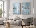 Lampa wisząca Filano 1xG9 w kolorze kawowym, z metalowym uchwytem i okrągłą, białą żarówką. Powieszona nad kanapą w jasnym wnętrzu, obok drewnianego stolika i dekoracyjnych obrazów na ścianie.